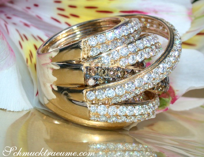 Goldener Mehrreihiger Brillantenring mit naturbraunen Steinen, detailreich verarbeitet.