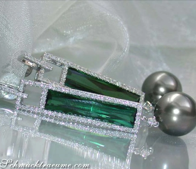 Tahitiperlen-Ohrgehänge mit grünem Turmalin und Diamanten in Weißgold, elegant auf weißem Tuch präsentiert. Tahitiperlen-Ohrgehänge mit grünem Turmalin und Diamanten in Weißgold, elegant auf weißem Tuch präsentiert.