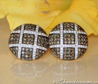 Extravagante Ohrstecker mit braunen & weißen Brillanten, gelbgold 585, Detailaufnahme