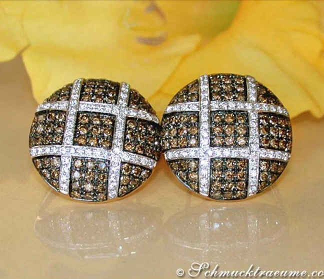 Extravagante Ohrstecker mit braunen & weißen Brillanten, gelbgold 585, Detailaufnahme Extravagante Ohrstecker mit braunen & weißen Brillanten, gelbgold 585, Detailaufnahme