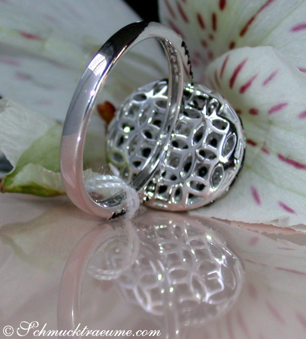 Silberner Ring mit schwarzen Diamanten auf Blüte, Detailaufnahme