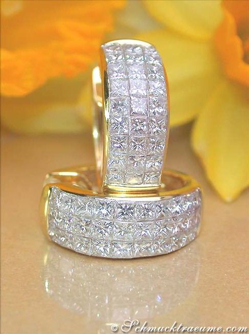 Gelbgold 750 Creolen mit Princess-Diamanten, dezent und elegant, Detailaufnahme.