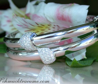 Schmuckträume: Diamant-Armreif in Weißgold 585 mit 1.160 Karat, detailreich, elegant auf Blüte und Blatt dargestellt