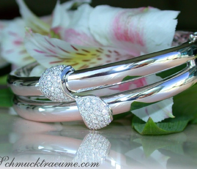 Schmuckträume: Diamant-Armreif in Weißgold 585 mit 1.160 Karat, detailreich, elegant auf Blüte und Blatt dargestellt Schmuckträume: Diamant-Armreif in Weißgold 585 mit 1.160 Karat, detailreich, elegant auf Blüte und Blatt dargestellt