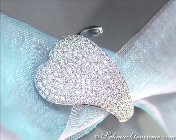 Herzformiger Brillantenring in Weißgold 750, Detailaufnahme, glitzernd.