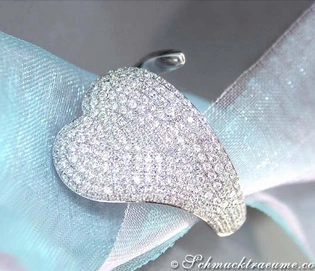 Herzformiger Brillantenring in Weißgold 750, Detailaufnahme, glitzernd.