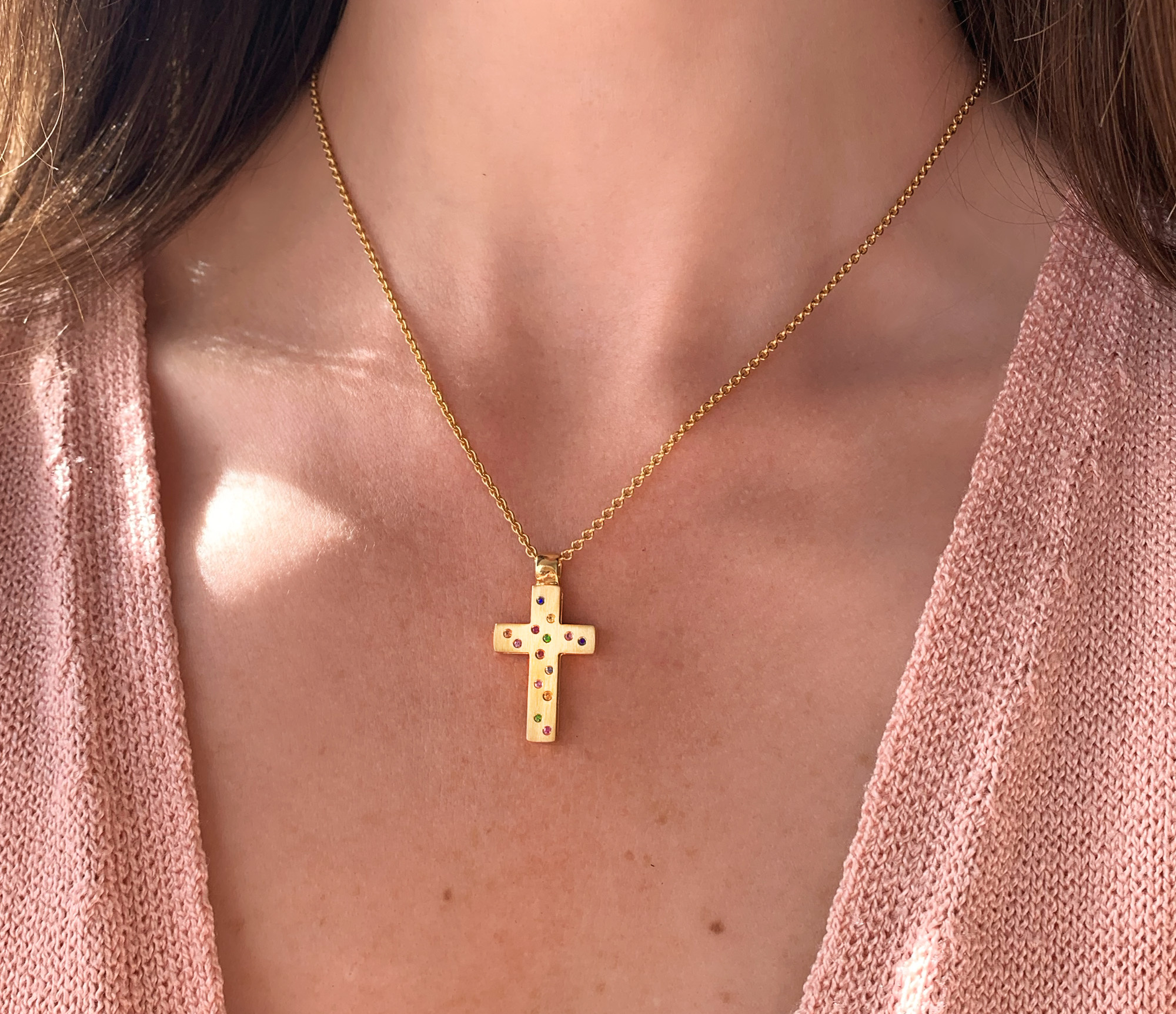 Goldene Halskette mit Kreuzanhänger aus Gelbgold 750, verziert mit Brillanten und Multicolor Saphiren