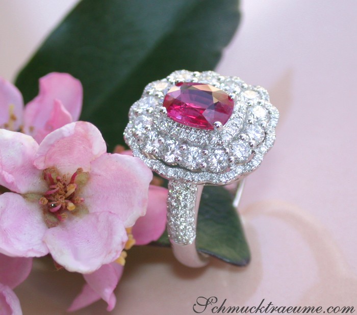 Weißgold-Rubin-Ring mit Brillanten, Detailaufnahme, ovaler Schmuckstein, elegant getragen