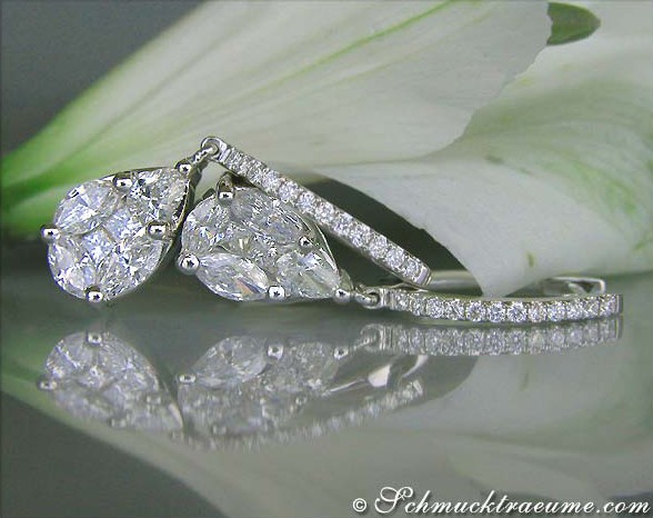 Detailansicht von Diamant-Ohrringen im Tropfenstil auf glänzender Oberfläche