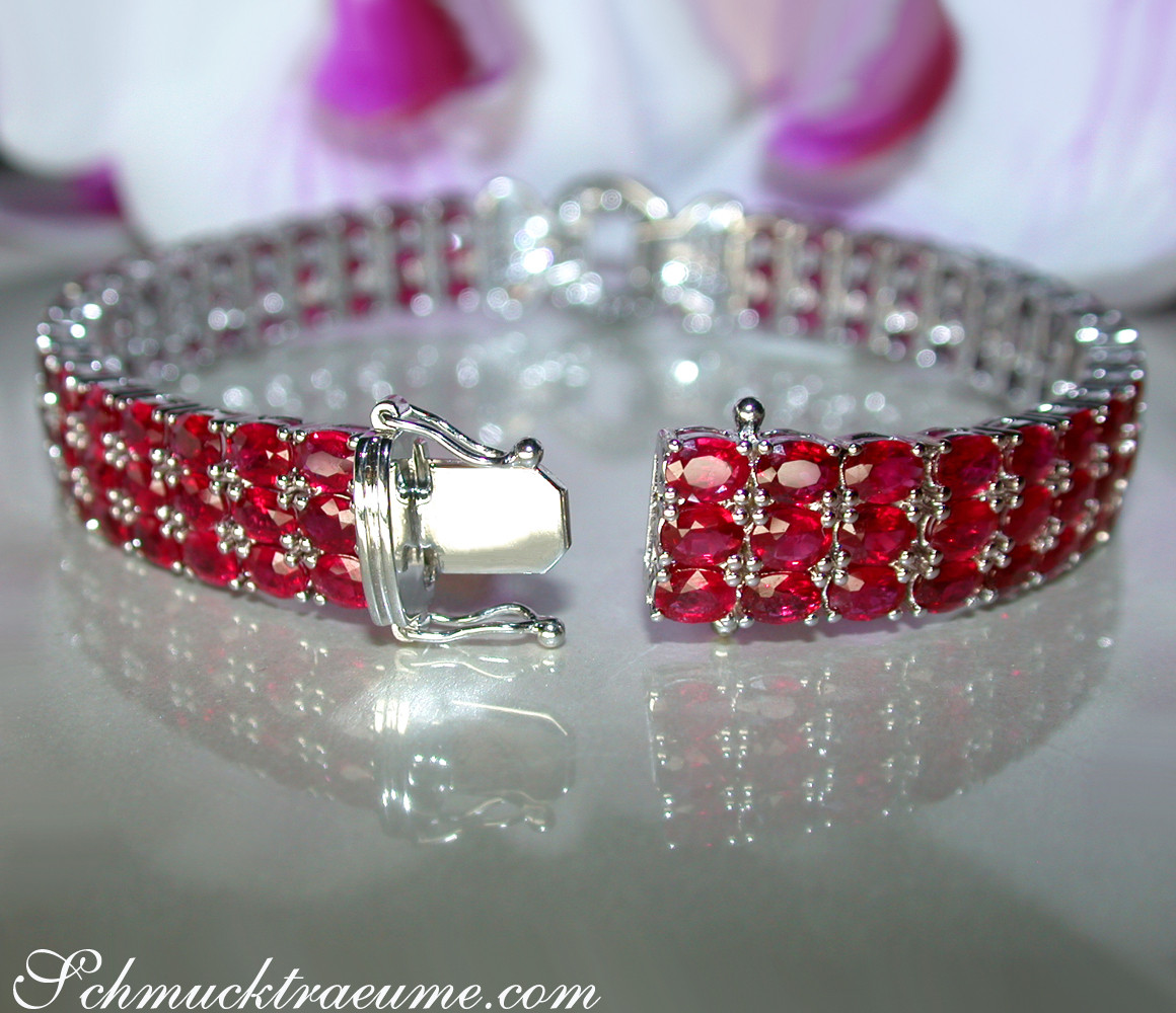 Luxus-Rubin-Armband mit Brillanten in ovaler und brillanter Schliffform, detailreich verarbeitet.
