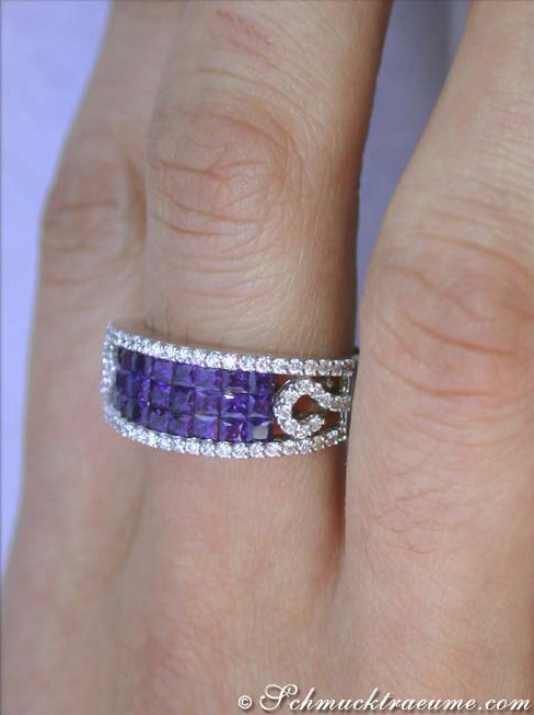 Weißgold-Saphir-Ring mit Brillanten, Detailaufnahme, elegant getragen