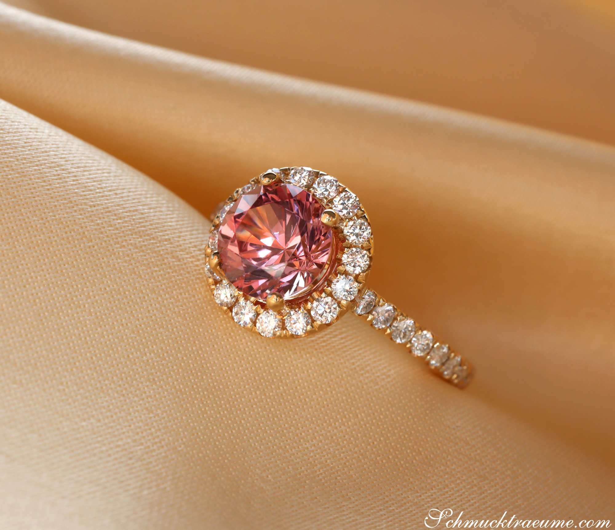 Femininer Rosa Malaya Granat Ring mit Brillanten in Gelbgold 750