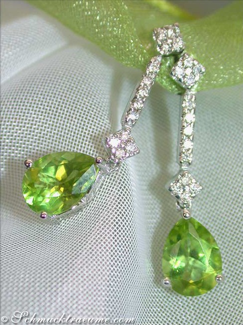 Peridot-Tropfen-Ohrstecker mit Diamanten, detailgetreu aufgezeigt, elegant und klassisch.