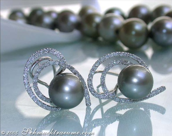 Tahitiperlen-Ohrstecker mit Brillanten in Weißgold 750, detailreich, elegant, 10-11 mm