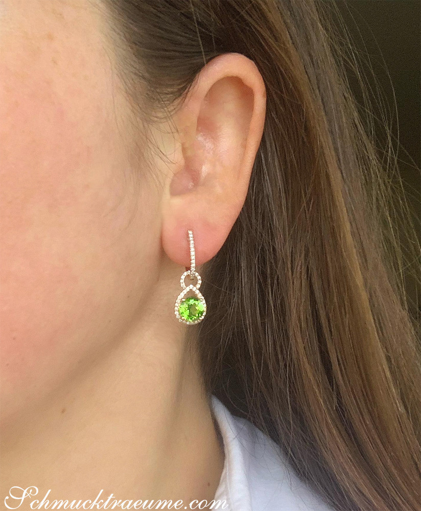 Peridot-Ohrhänger mit Diamanten in Gelbgold 585, Detailansicht von Seite