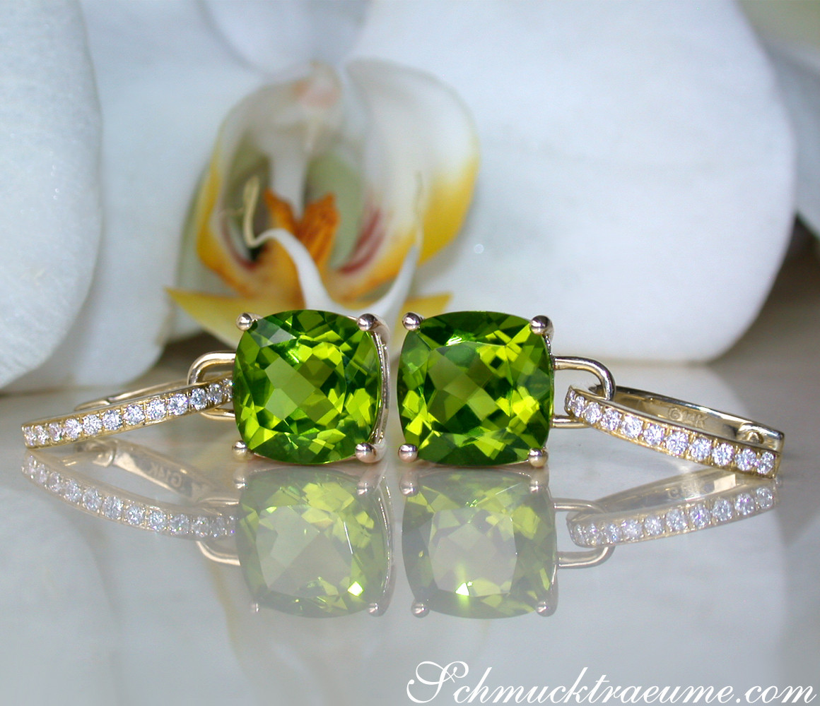 Peridot-Kissen-Ohrringe mit Diamanten, gelbgold, detailreich, vor Orchidee, elegant.