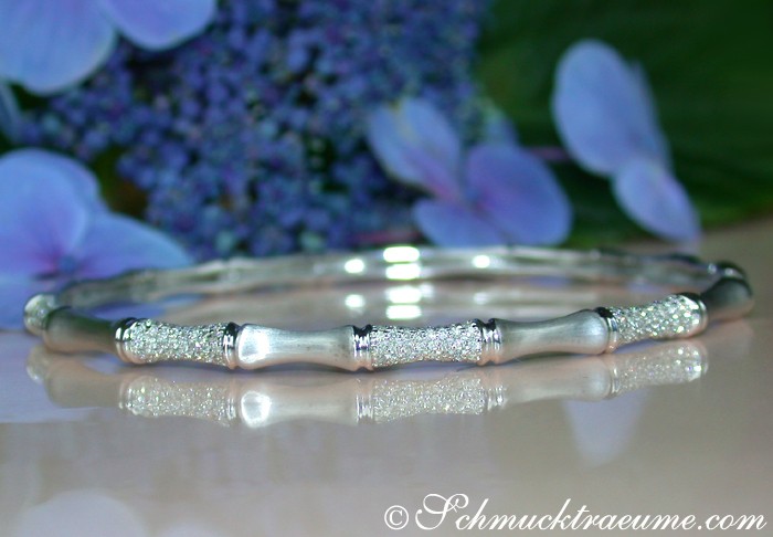 Weißgoldarmreif mit Diamanten im Bambusdesign, blühende Hortensien im Hintergrund