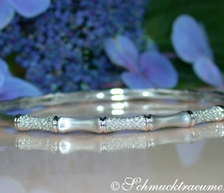 Weißgoldarmreif mit Diamanten im Bambusdesign, blühende Hortensien im Hintergrund