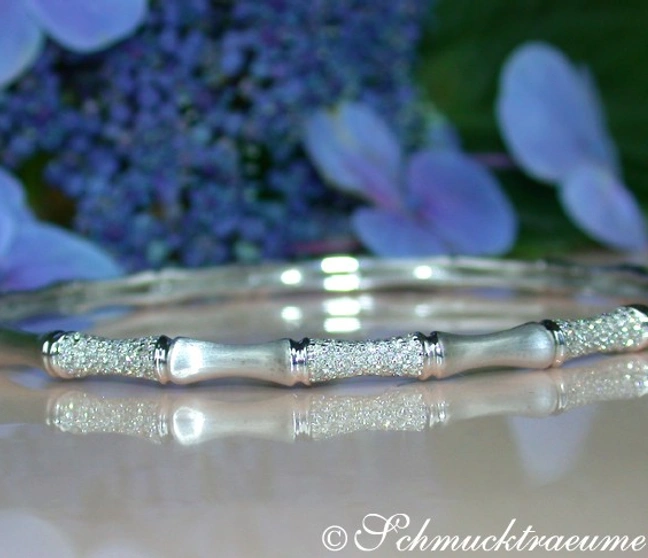 Weißgoldarmreif mit Diamanten im Bambusdesign, blühende Hortensien im Hintergrund Weißgoldarmreif mit Diamanten im Bambusdesign, blühende Hortensien im Hintergrund