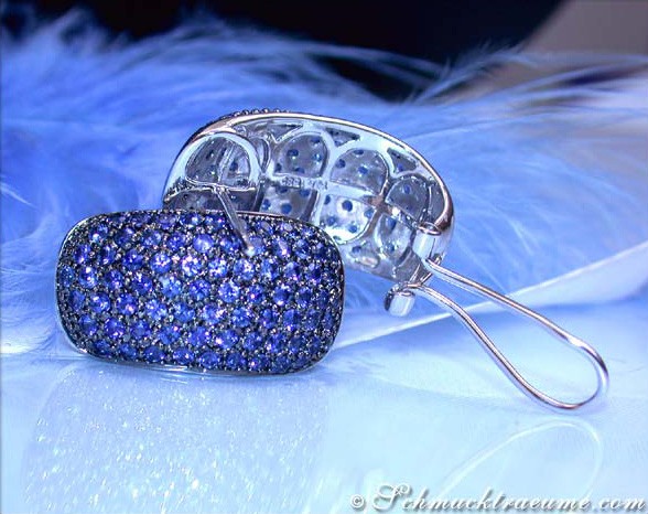 Blau-schimmernde Saphir-Ohrstecker aus Weißgold 585, Detailaufnahme.