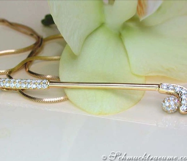 Gelbgold 750 Golfschläger-Anhänger mit Diamanten auf Blume, Detailaufnahme Gelbgold 750 Golfschläger-Anhänger mit Diamanten auf Blume, Detailaufnahme