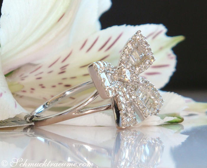 Weißgoldring mit Diamantenschleife auf Blüte, Detailaufnahme