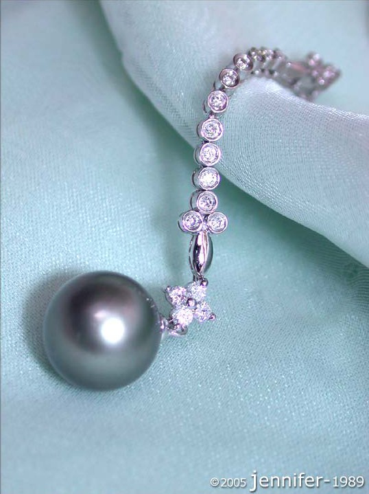 Floraler Tahitiperlen-Anhänger mit Brillanten, detailreich, feminin, weißgold 585