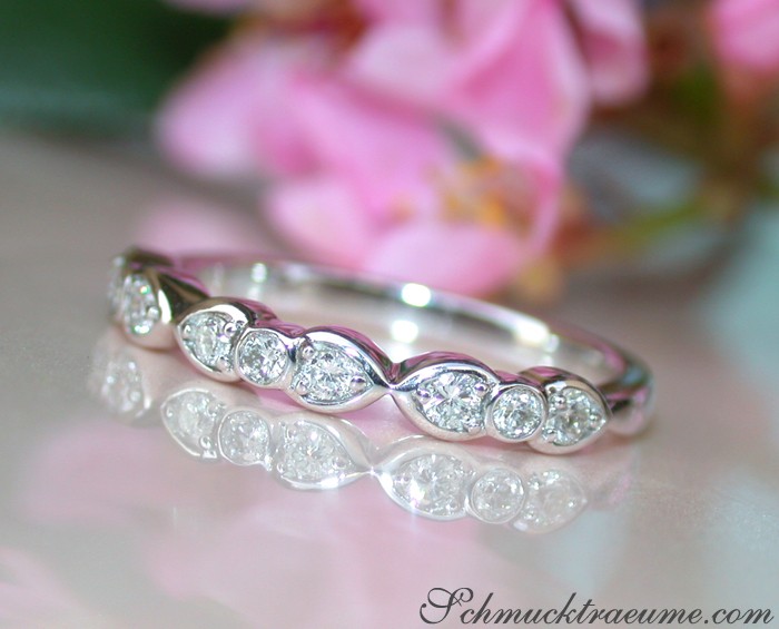 Zarter Diamantring in Weißgold 750 mit 0.240 Karat W SI, Detailaufnahme