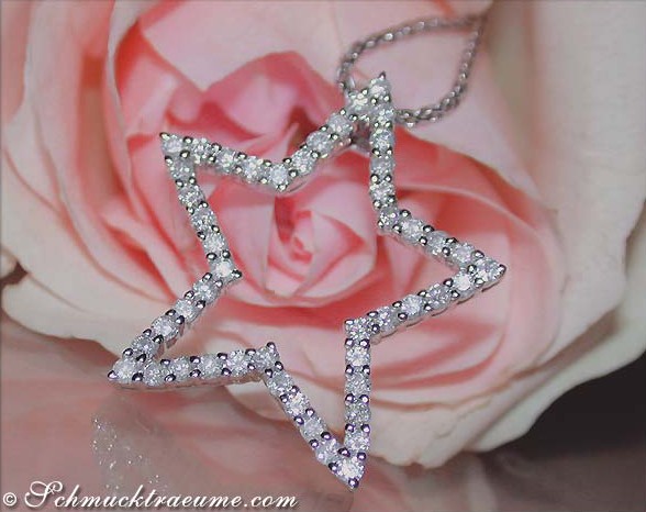 Strahlender Diamant-Stern-Anhänger auf Rosenblüte