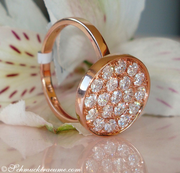 Detailansicht des Roségold-Brillantrings mit feinen Brillanten auf glänzender Oberfläche