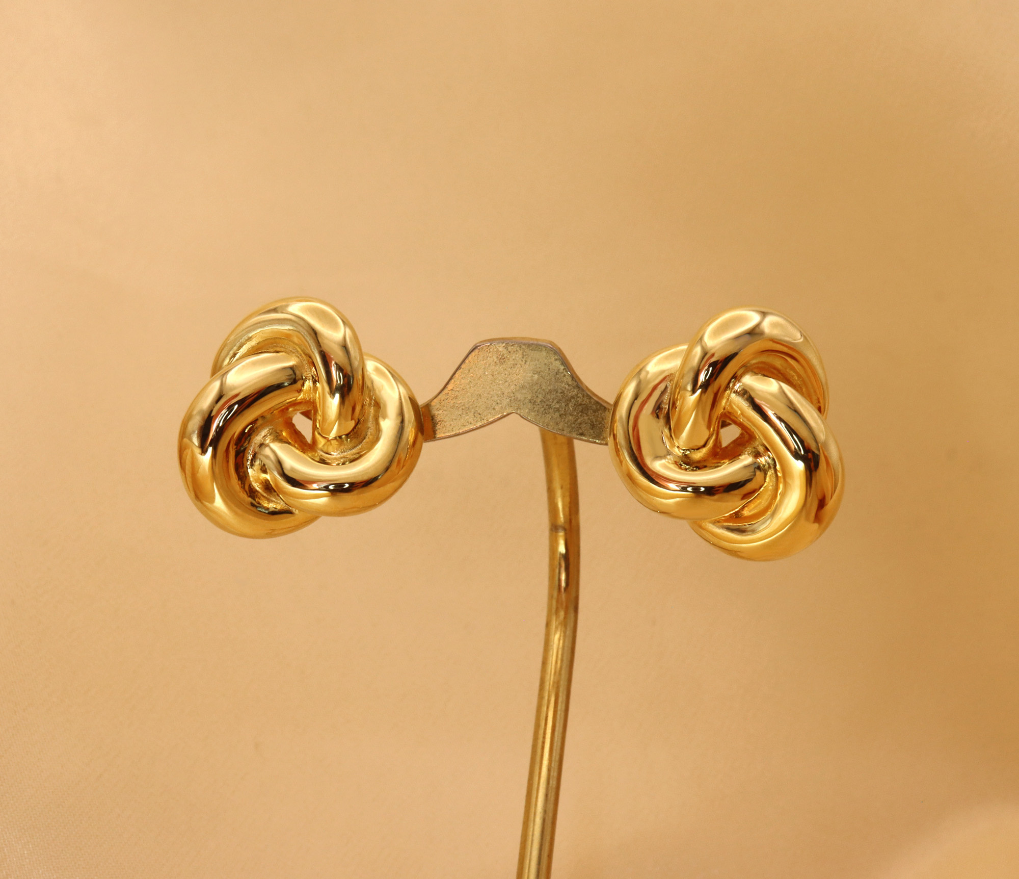 Goldener Knoten Ohrstecker aus 585er Gelbgold, detailreiches Design, hochglänzend, elegant.