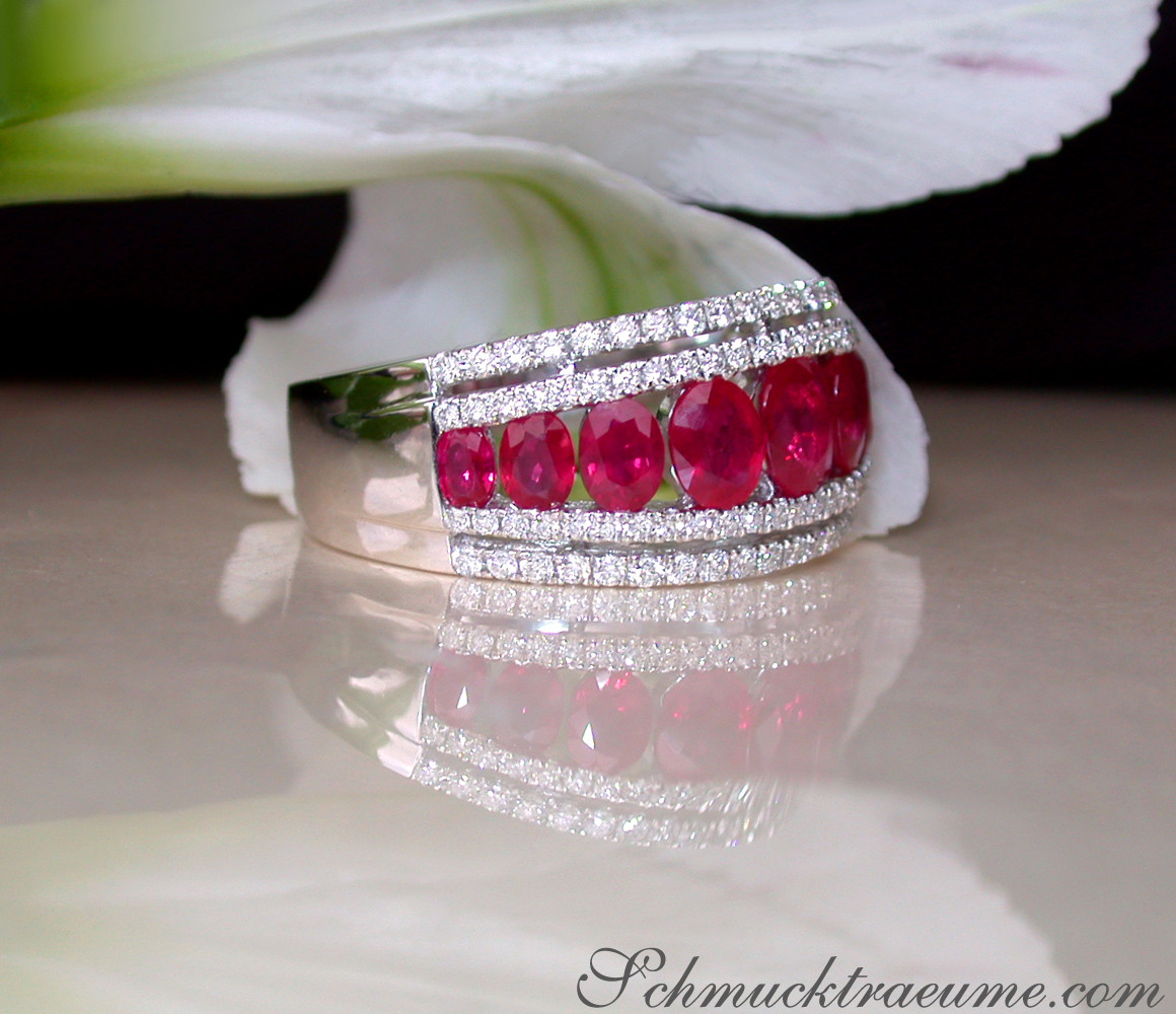 Rubin-Ring mit Brillanten auf Blüte, detailreich, elegant