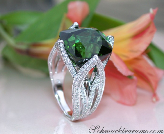 Turmalin-Ring mit Brillanten in Weißgold, Detailaufnahme mit Blume im Hintergrund