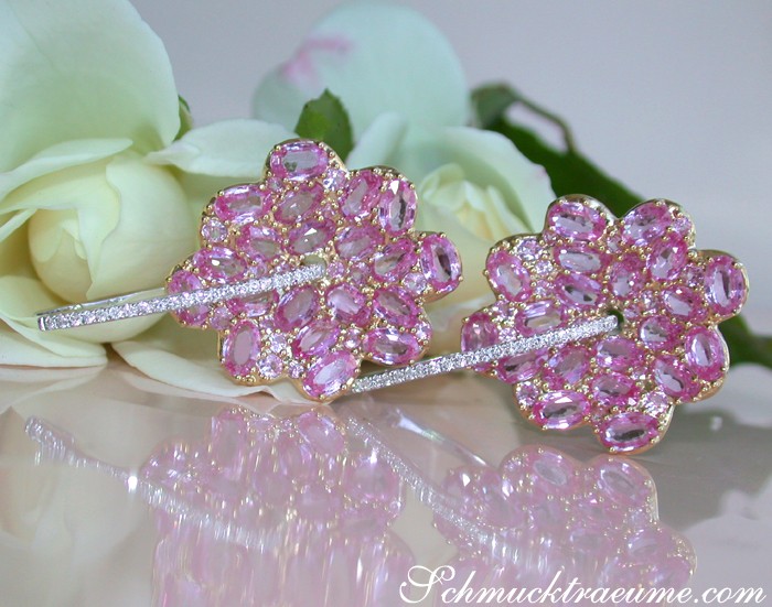 Blumenformige rosa Saphir-Ohrhänger im Goldschmuck
