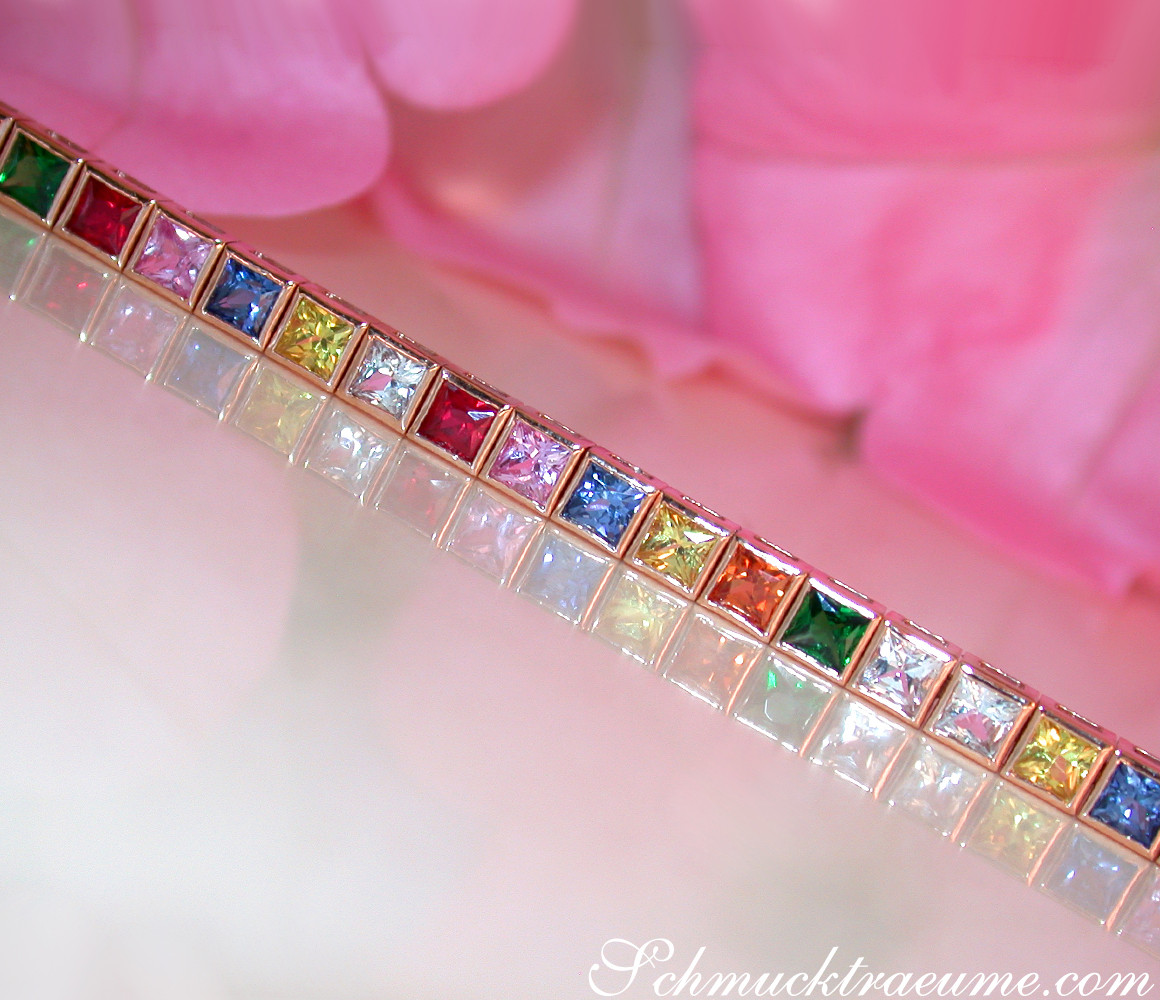 Prinzessenschliff-Armband mit farbenfrohen Steinen auf roségoldener Basis