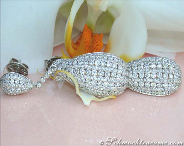 Opulente Brillanten-Ohrgehänge mit feiner Goldverarbeitung, detailreiches Design, elegant auf Blüte präsentiert