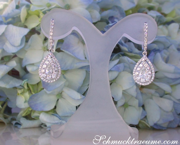 Diamant-Tropfen-Ohrringe im Weißgold, 1.700 Karat, auf Blütenhintergrund