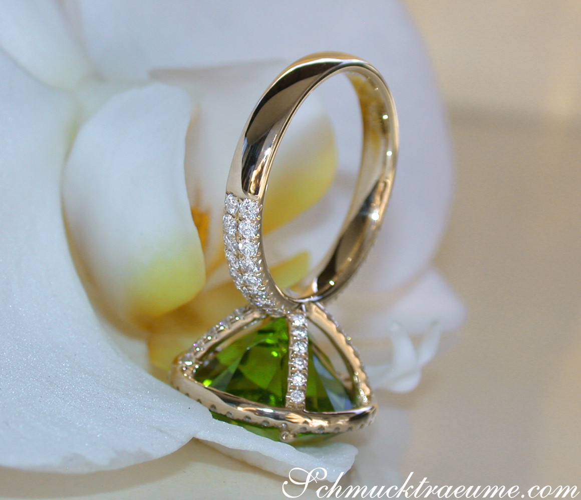 Goldener Peridot-Ring mit Brillanten, detailreich, auf Blüte präsentiert