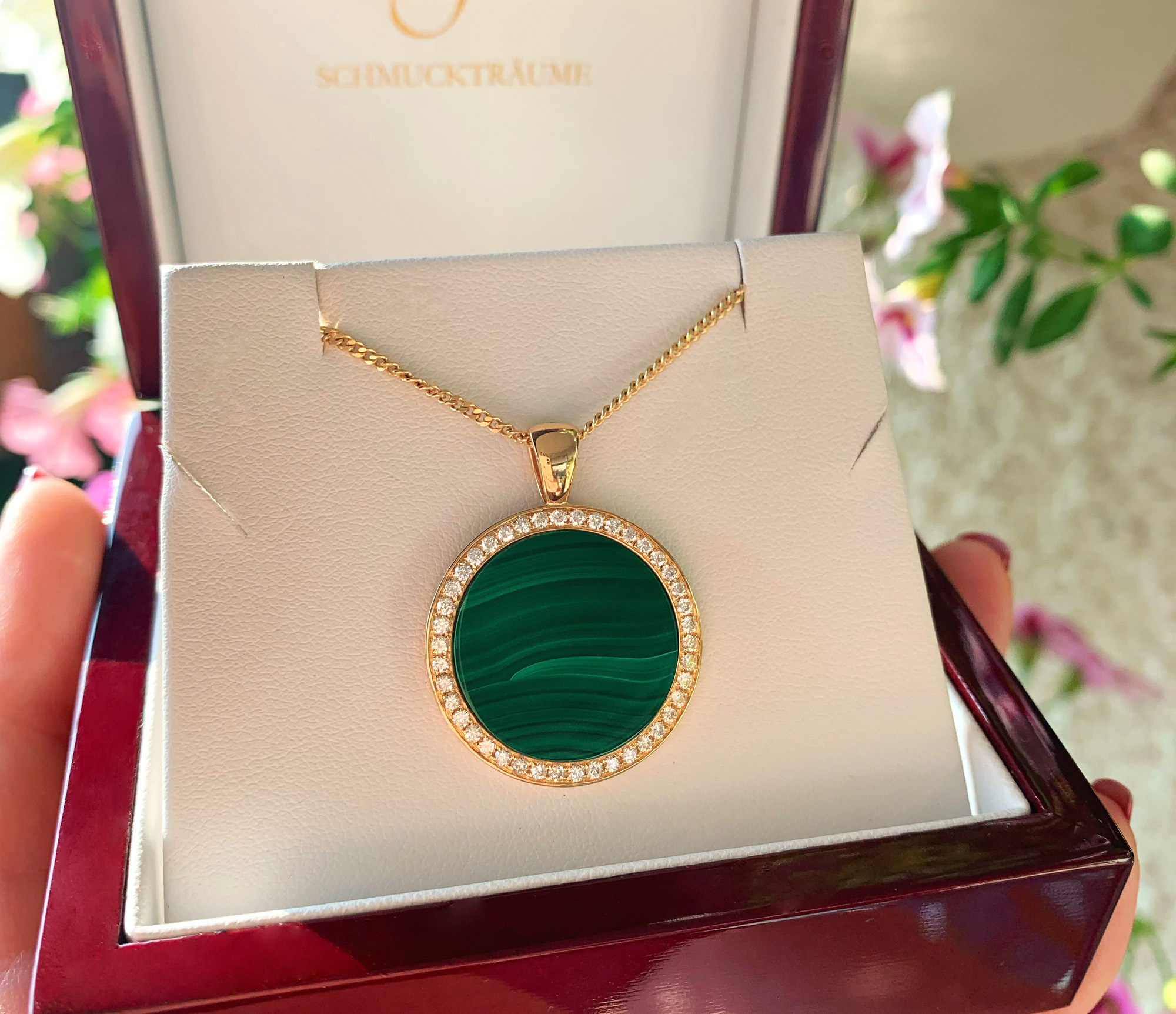 Goldene Kette mit Malachit-Anhänger in Box, Detailaufnahme