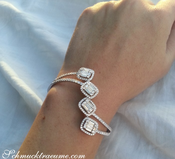 Armband aus Weißgold mit Baguette-Diamanten auf der Hand