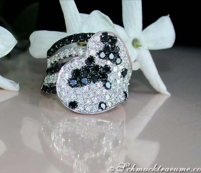 Schwarz-weiß-Diamant-Ring mit Herzen, Detailaufnahme, elegante Verarbeitung, Weißgold 585 Schwarz-weiß-Diamant-Ring mit Herzen, Detailaufnahme, elegante Verarbeitung, Weißgold 585