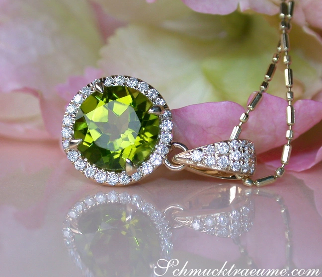 Peridot-Anhänger mit Diamanten in Gelbgold 585, detailreich, zart, auf Rosenblütenreflexion. Peridot-Anhänger mit Diamanten in Gelbgold 585, detailreich, zart, auf Rosenblütenreflexion.