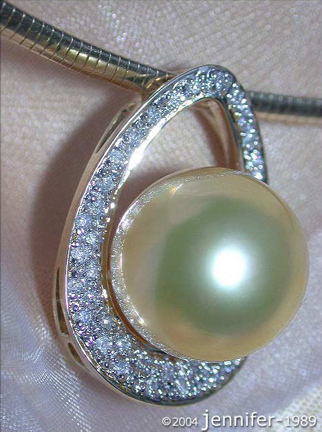 Detailansicht: Goldener Südseeperlenanhänger mit Brillanten im Mikimoto-Design, Glanz, Detailaufnahme