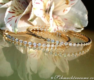 Gelbgold Creolen mit 3.870 Karat W SI Diamanten, auf Blütenblättern präsentiert