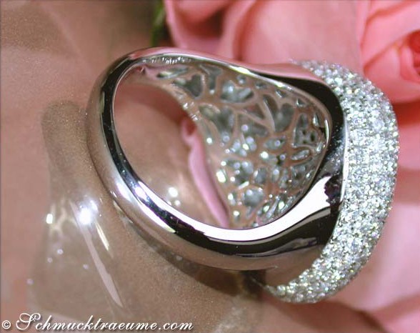 Weißgold-Ring mit braunen und weißen Brillanten, Detailaufnahme, elegant.