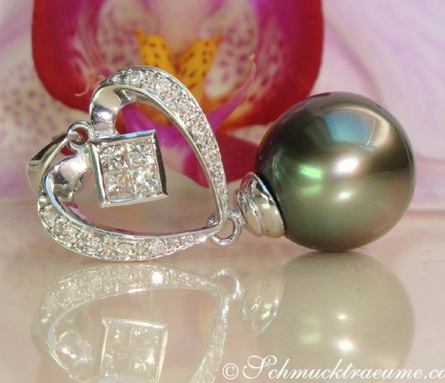Herz-Anhänger mit Tahitiperle und Diamanten, detailreich, elegant, vor Orchidee. Herz-Anhänger mit Tahitiperle und Diamanten, detailreich, elegant, vor Orchidee.