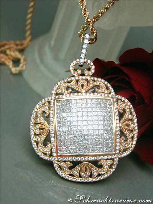 Goldener Diamantanhänger mit Perlmutt in Quadrat, Detailaufnahme, elegante Fassung, roter Rosenblüte im Hintergrund.