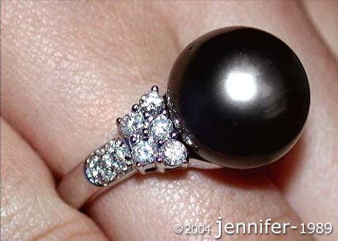 Klassischer Tahitiperlen-Ring mit Brillanten auf Hand, detailreich, elegant