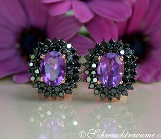 Klassische Amethyst-Ohrstecker mit schwarzen Diamanten vor lila Blüte