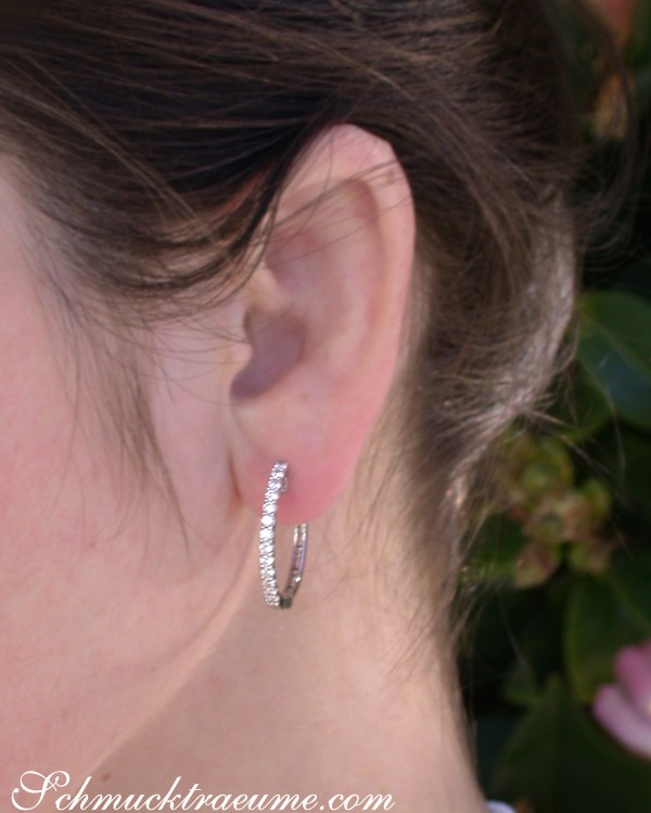 Weißgold Creolen mit Diamanten an Ohr - Detailaufnahme